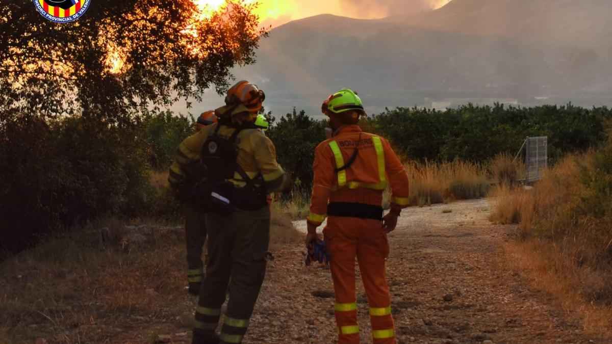 Bomberos del Consorcio Provincial de Valencia en un incendio forestal en Rafelguaraf (Valencia)