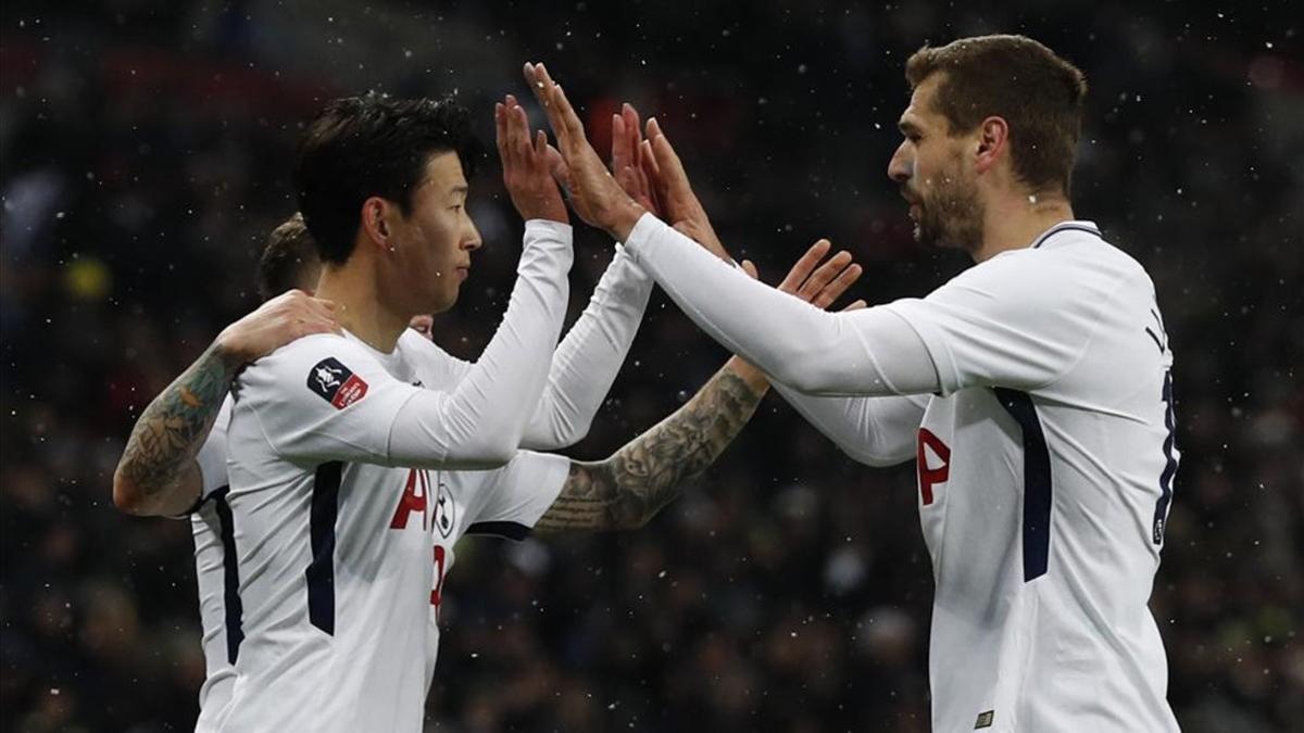 Son celebra con Fernando Llorente el 1-0 de los 'spurs'