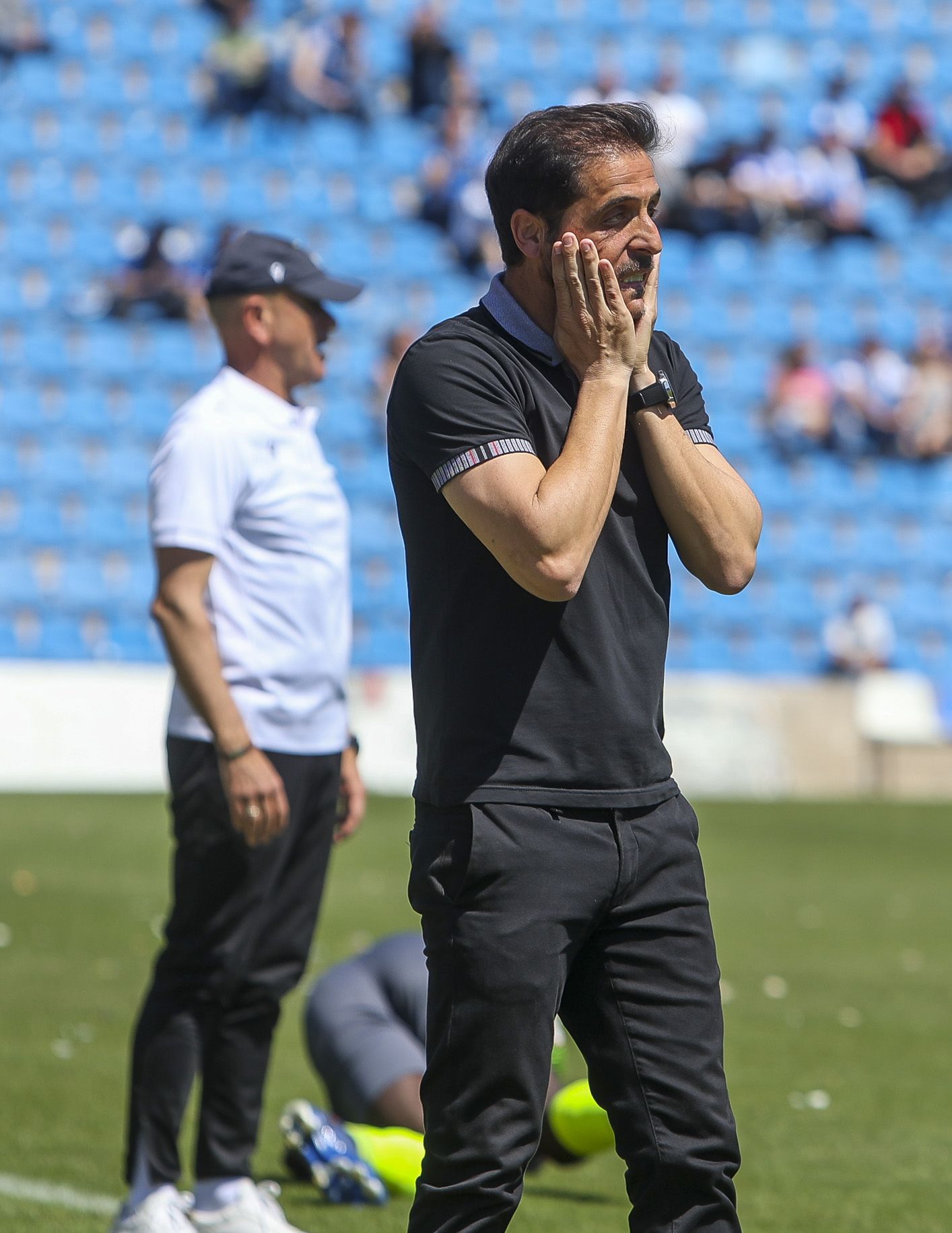 Sergio Mora no da crédito a lo que está viendo sobre el césped durante el Hércules - Melilla.