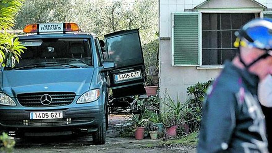 El furgón de la funeraria, en la casa de campo incendiada.