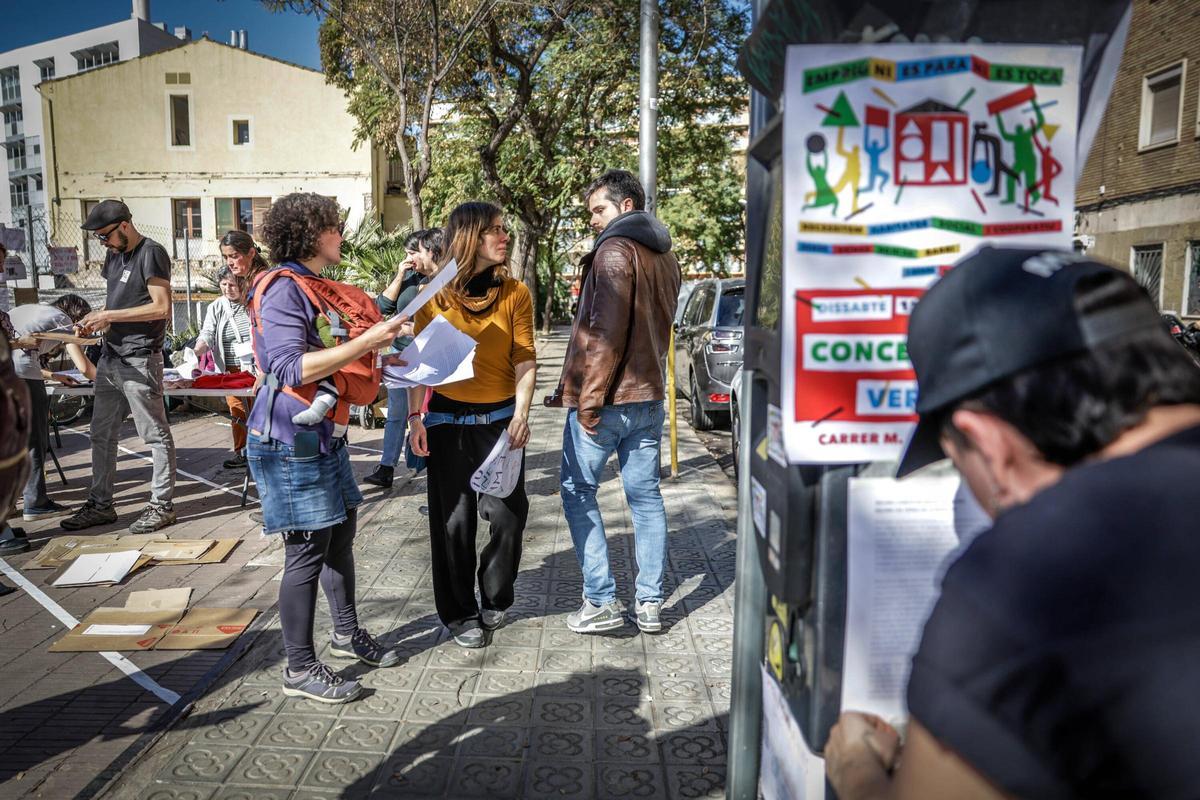 Concentración de los futuros vecinos de un bloque de viviendas de alquiler asequible pendientes de construir sobre un jardín de La Bordeta