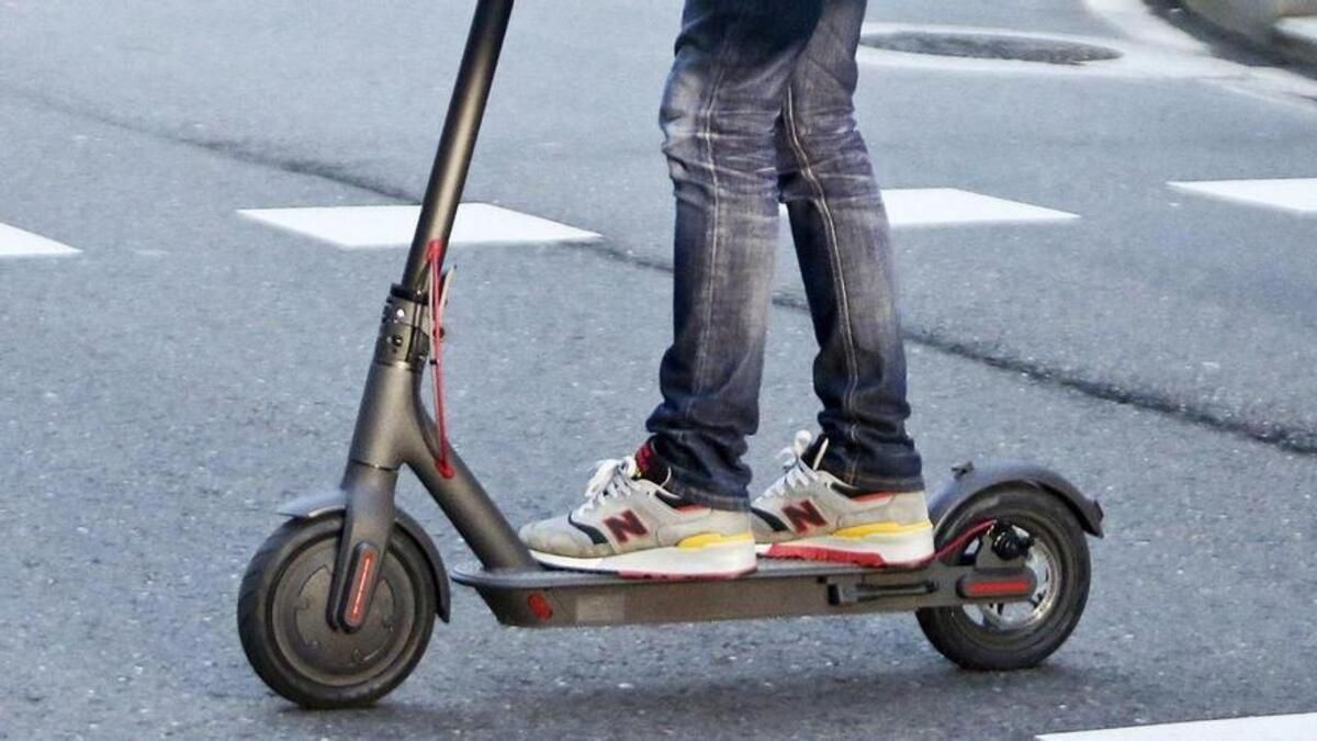 Un usuario circula en patineta.