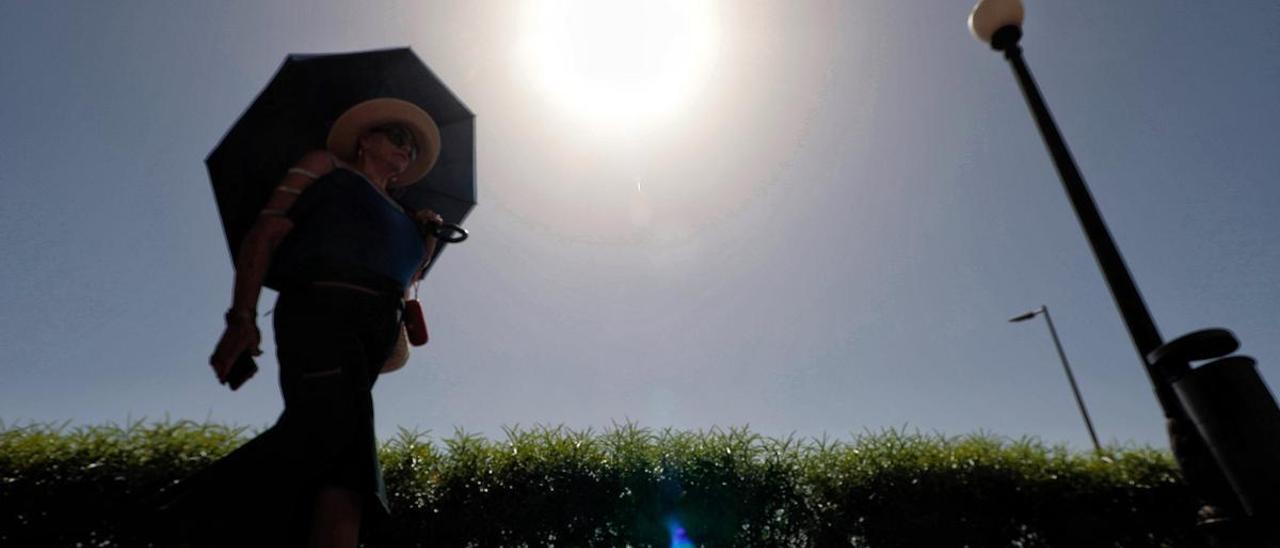 Canarias no se libra del calor ni de la calima este lunes