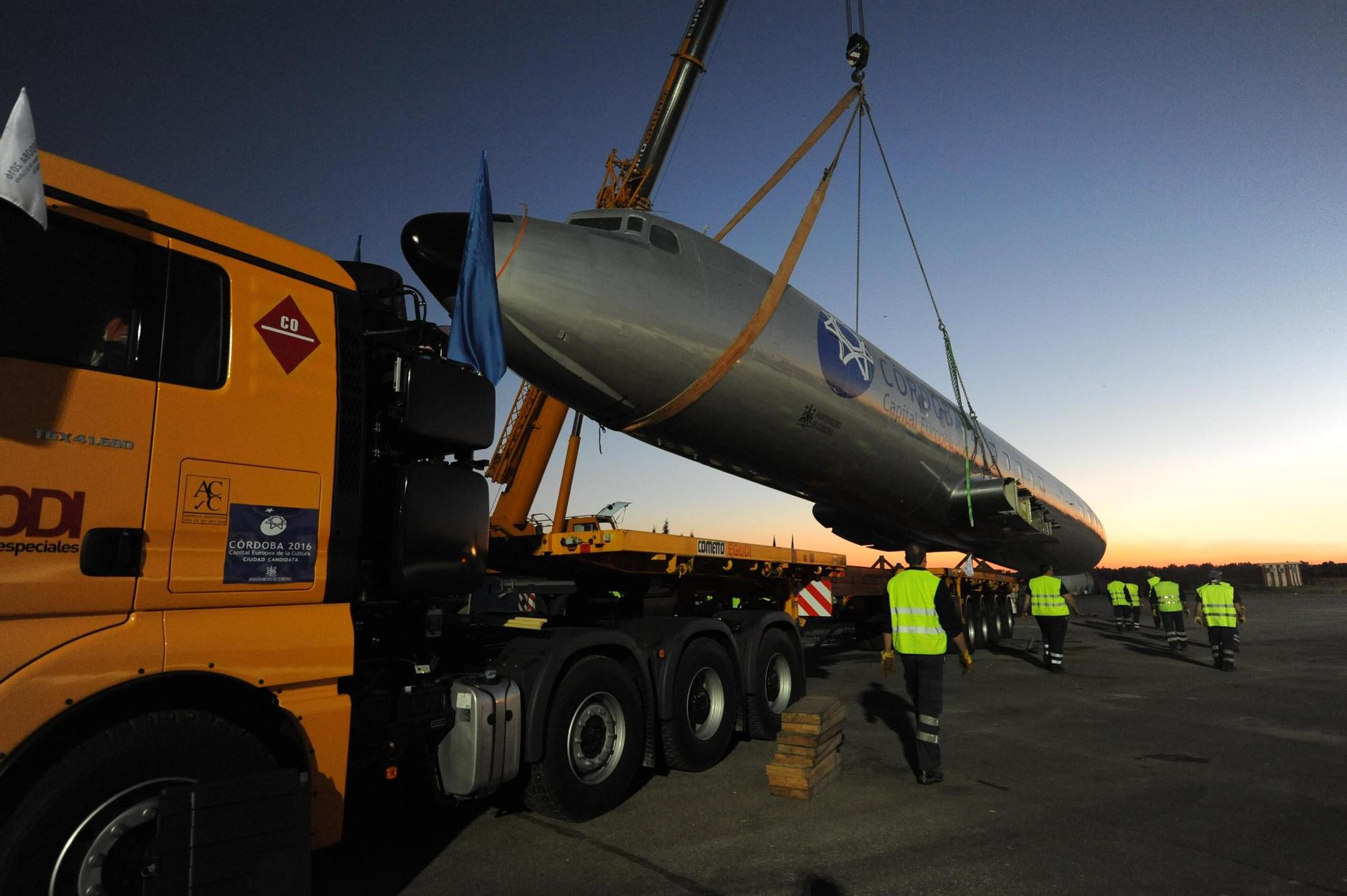 Así fue el multitudinario traslado del avión de Miraflores por el centro de Córdoba