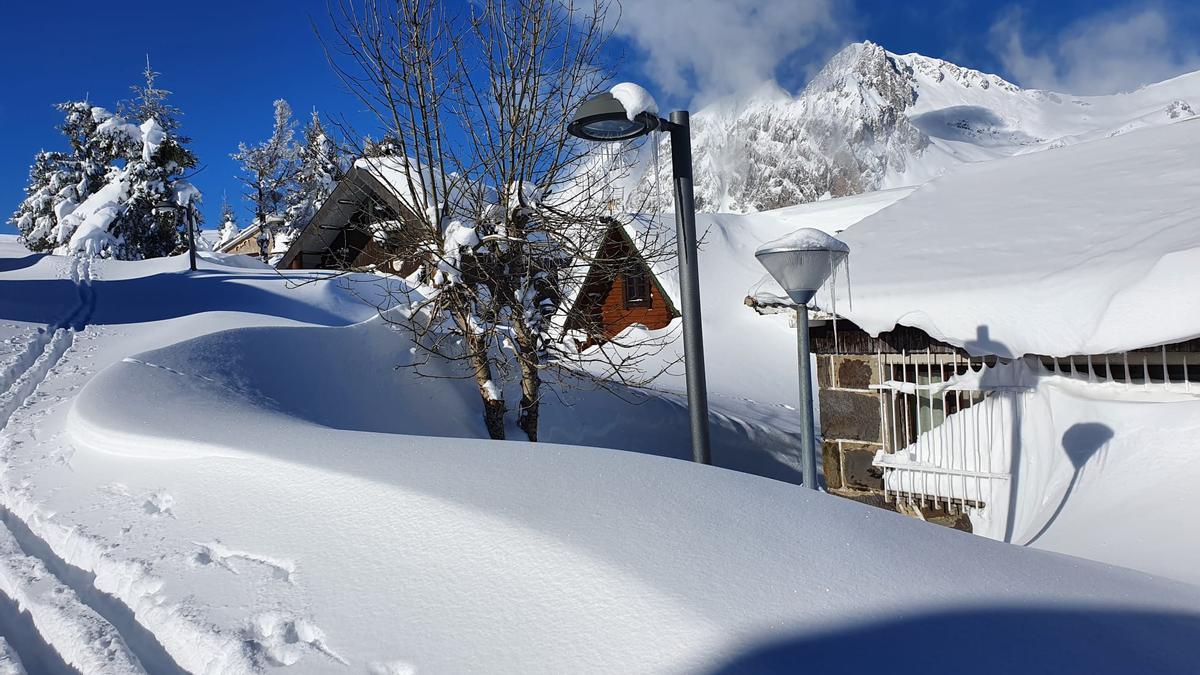 El pueblo asturiano para disfrutar del ambiente navideño entre casas nevadas y montaña: el más alto de la región, a 1.560 metros, donde comer la carne roxa de ternera, picadillo o un buen panchón
