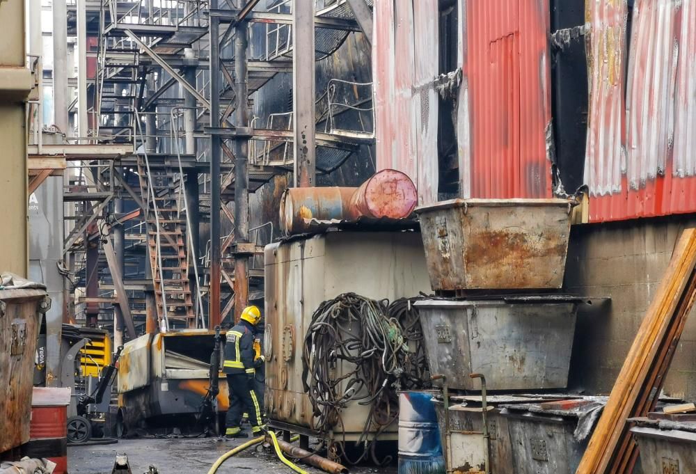 Gran incendio en un astillero de Marín