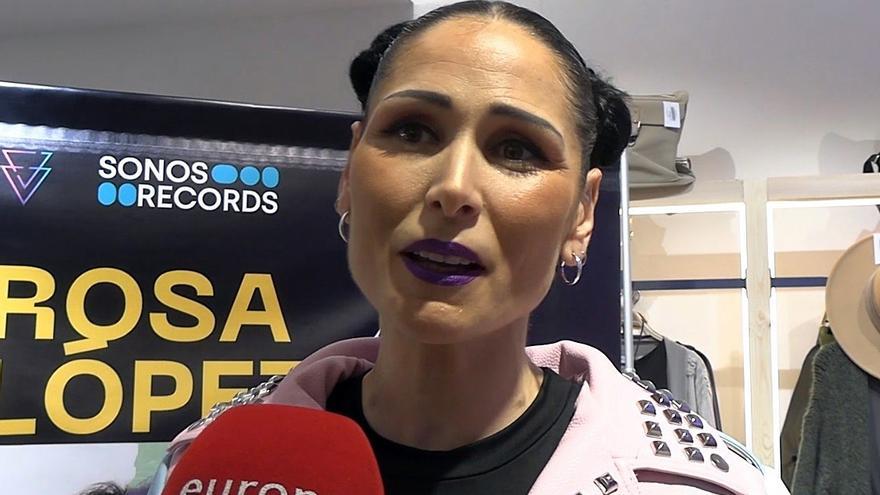 ROSA LÓPEZ EN SU FIRMA DE DISCOS