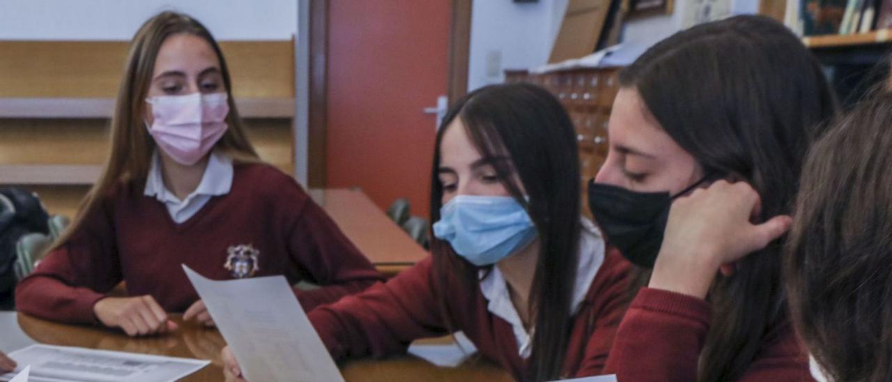 Alumnas de Carmelitas analizan las Cántigas de Alfonso X dedicadas a Elche