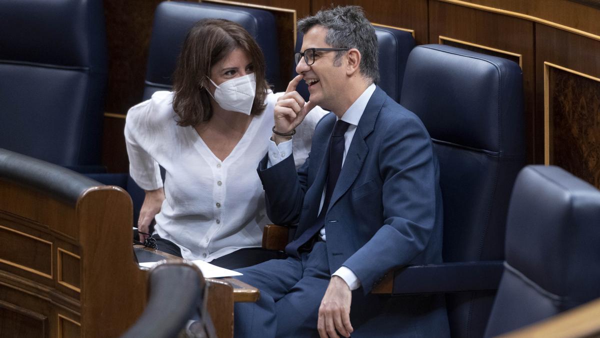La vicesecretaria general del PSOE, Adriana Lastra, con el ministro de Presidencia, Félix Bolaños, en el Congreso.