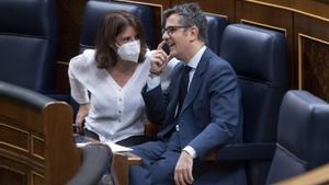 La vicesecretaria general del PSOE, Adriana Lastra, con el ministro de Presidencia, Félix Bolaños, en el Congreso. 