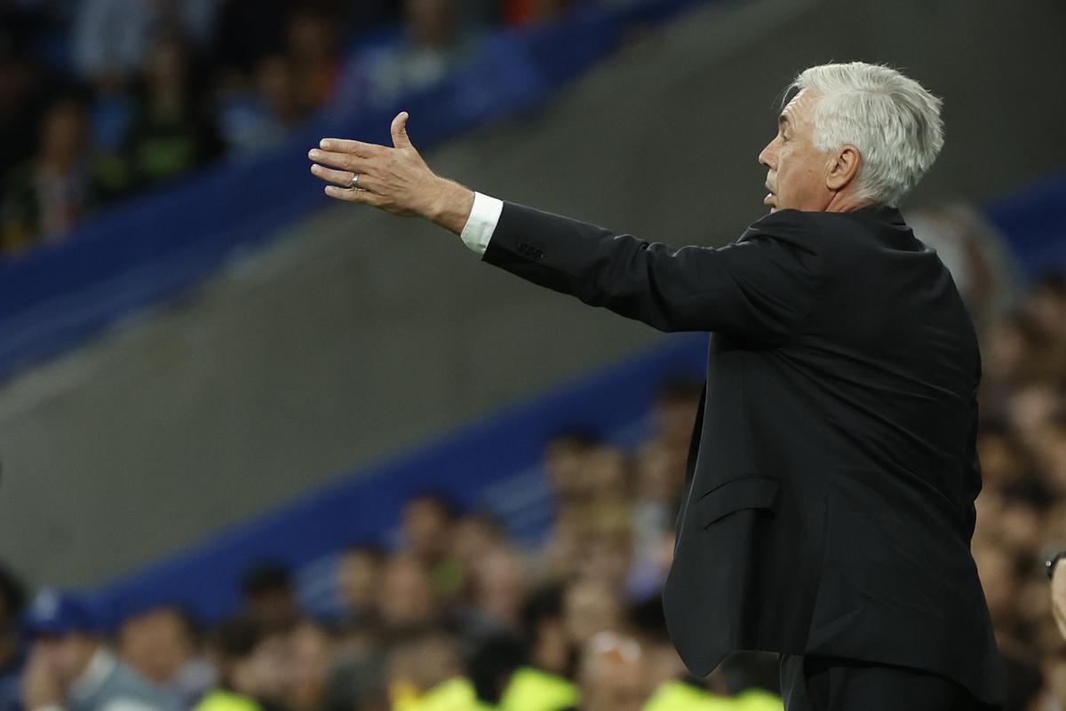 MADRID, 14/09/2022.- El entrenador del Real Madrid Carlo Ancelotti durante el partido correspondiente al grupo F de la Liga de Campeones de la UEFA que Real Madrid y RB Leipzig disputan este miércoles en el Santiago Bernabéu, en Madrid. EFE/JUANJO MARTÍN