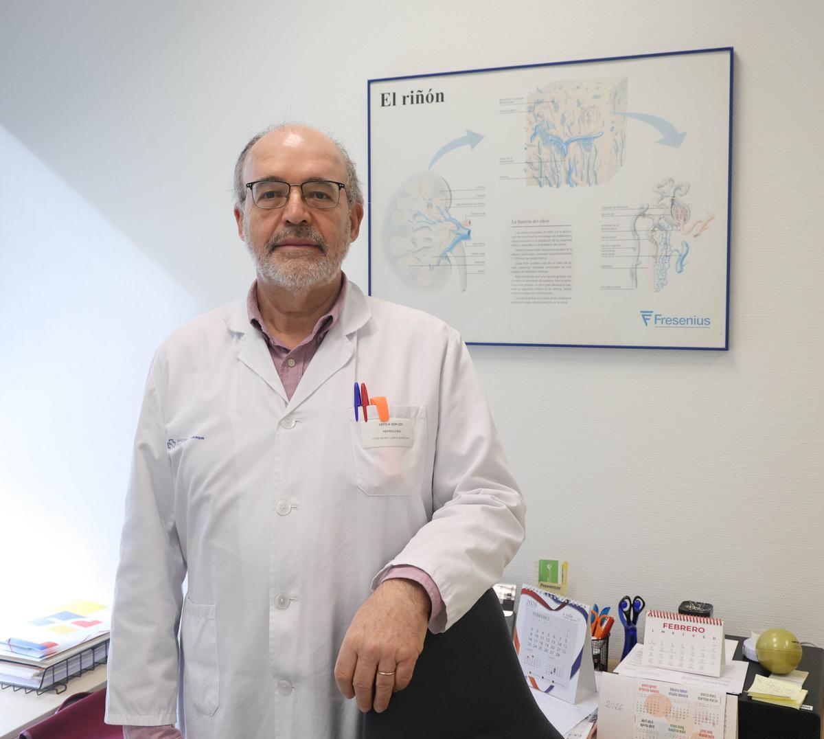 Vigo, Hospital Álvaro Cunqueiro. Foto con el doctor Lamas sobre la diálisis a domicilio
