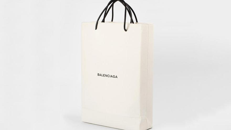 Balenciaga esgota una bossa de 995 euros inspirat en la seva bossa de la compra