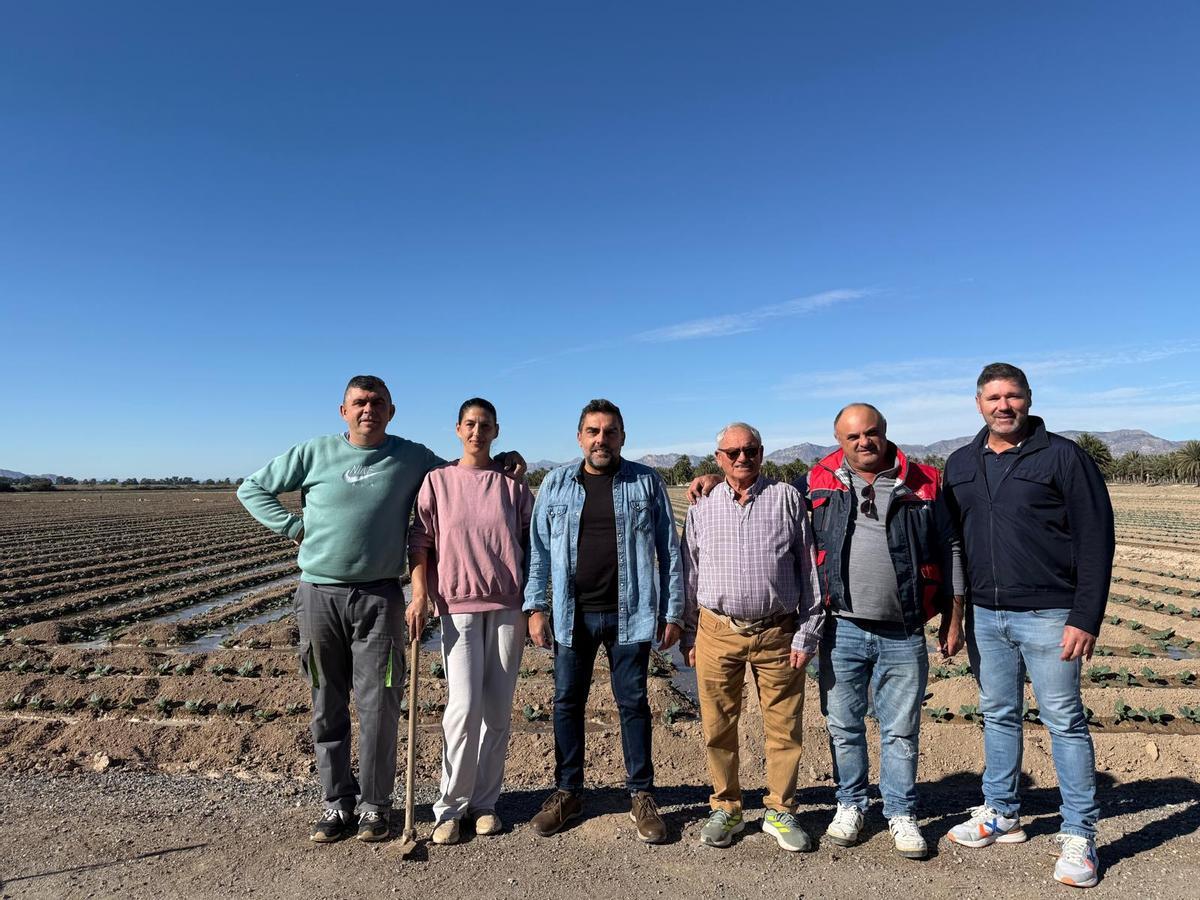 Andrés Berenguer, el tercero por la izquierda, con algunos de los comuneros que lo acompañan en la lista para optar a cargos en El Canal de Elche