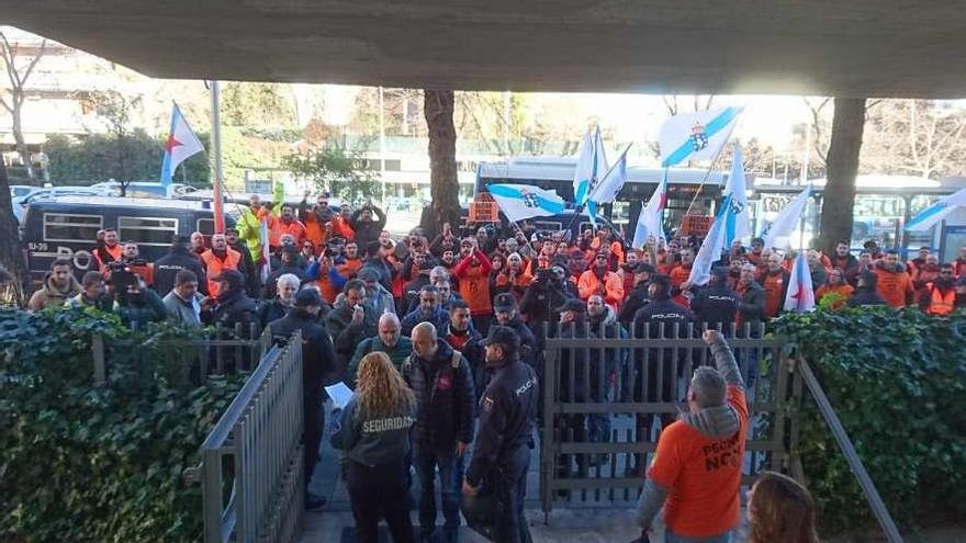 Trabajadores de Alcoa concentrados ante la sede del SEPE en Madrid, donde se celebró la reunión de ayer.