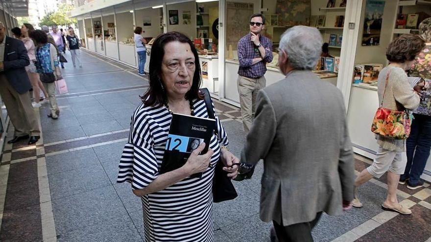 Carmen Gómez Ojea, paseando por la feria con sus &quot;Mezclillas&quot;.