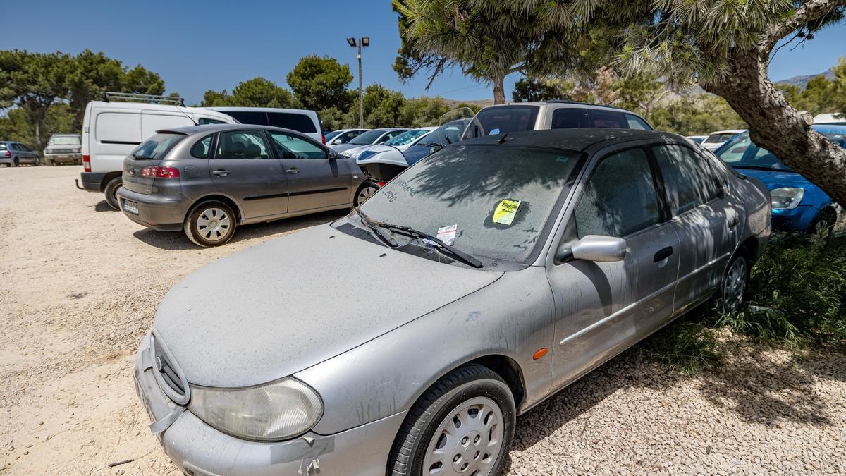 Otro de los coches con el aviso de la Policía Local.