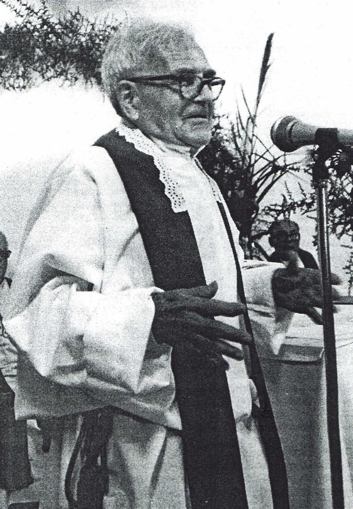 Mossènyer Antoni Costa, oficiant unes bodes. / D.I.