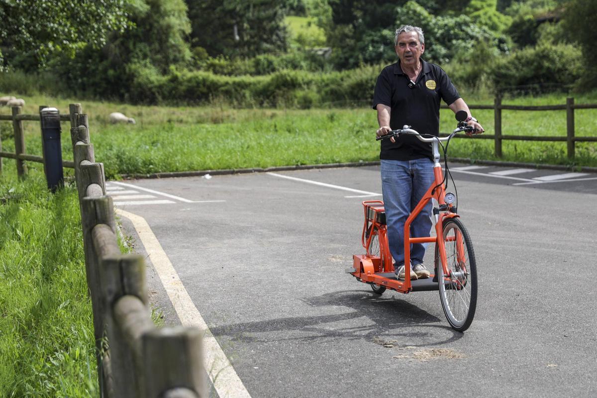 José Manuel Muñiz, en la "bici caminadora"