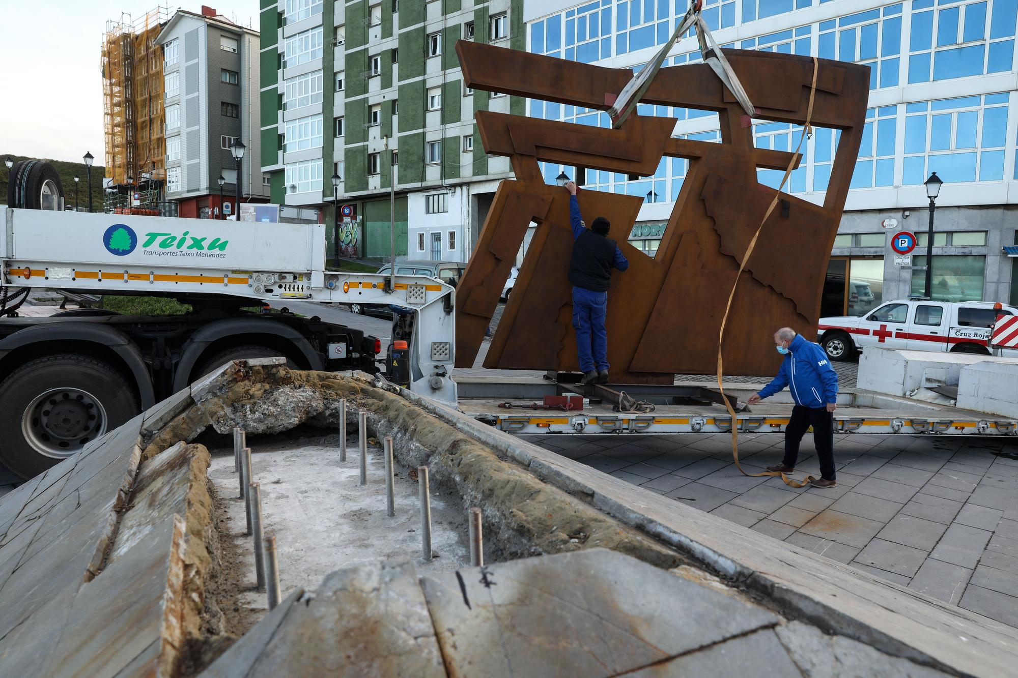 Instalación de la escultura Nordeste, ya restaurada