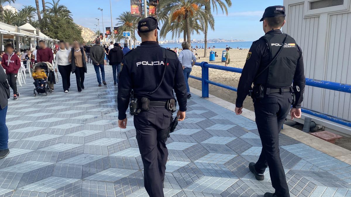 Imagen de una patrulla peatonal de la Policía en la alicantina playa del Postiguet.