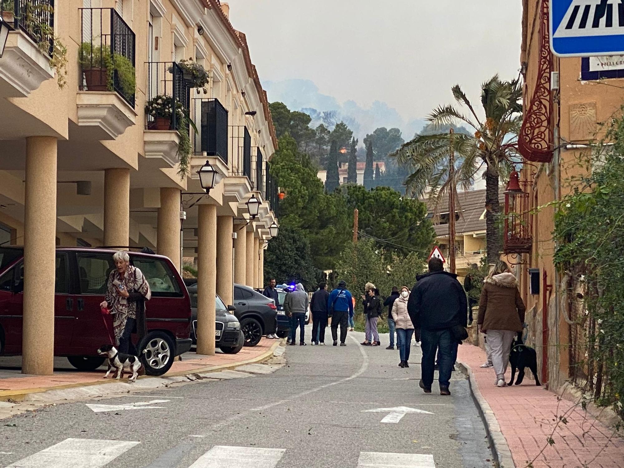 Fuerte incendio forestal en Aigües en una zona llena de chalés y cercana al casco urbano