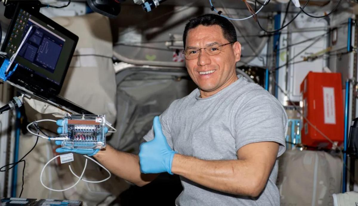 Fotografía del 13 de julio de 2023 cedida por la NASA donde aparece el astronauta e ingeniero de vuelo de la Expedición 69, Frank Rubio, mientras trabaja en la Estación Espacial Internacional (EEI).