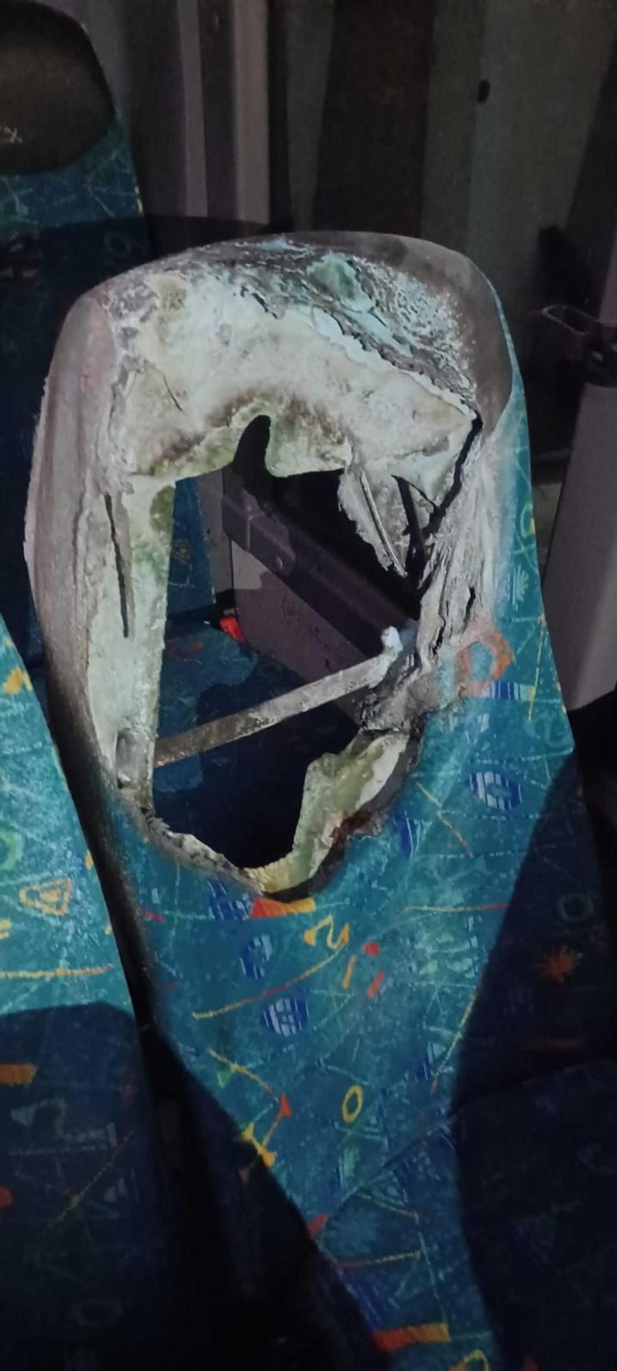 Asiento al que prendieron fuego en una guagua en Lanzarote