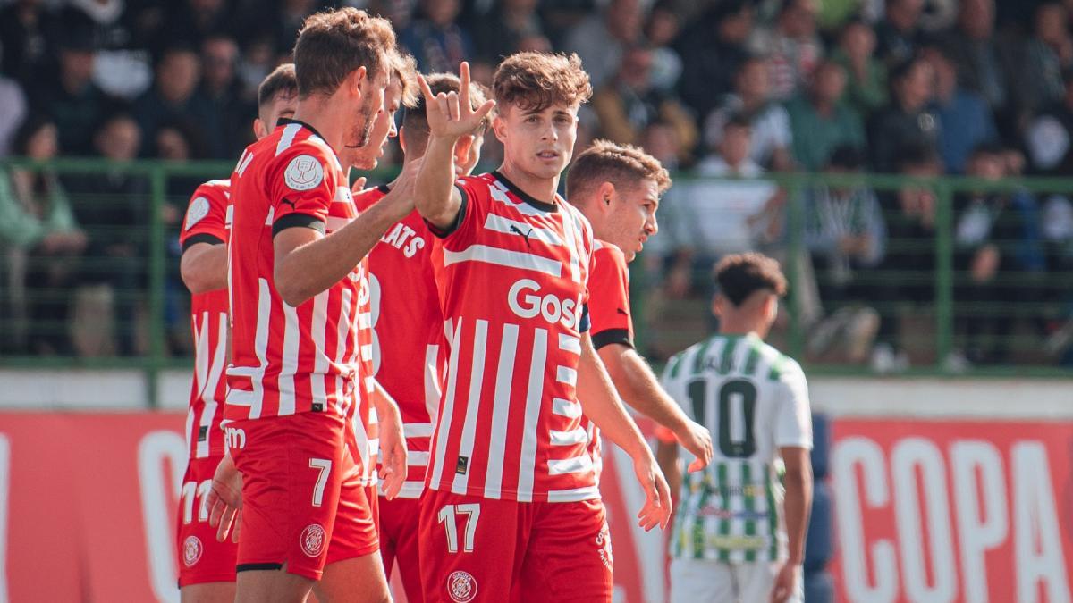 Los jugadores del Girona en la celebración del primer tanto ante el Quintanar