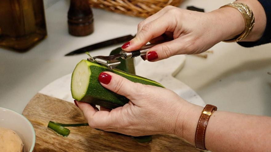 Guiso de verano bajo en calorías: marmitako de calabacín y salmón