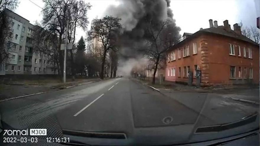 El Ejército ruso bombardea una zona residencial con una escuela en Chernígov.