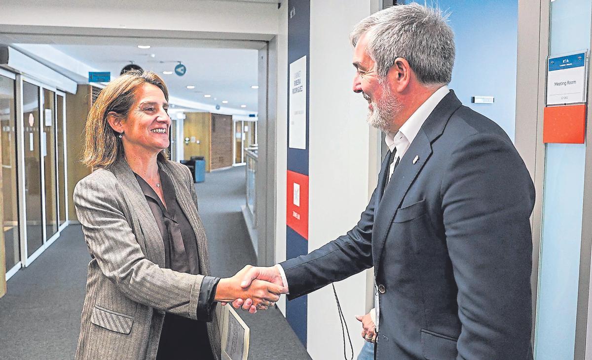 Teresa Ribera saluda a Fernando Clavijo antes de la reunión en Bruselas.