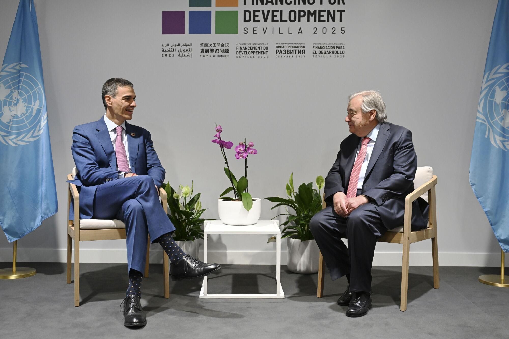 Seville (Spain), 30/06/2025.- A handout photo made available by the Spanish Government (La Moncloa) shows Spanish Prime Minister Pedro Sanchez (L) and United Nations (UN) Secretary-General Antonio Guterres (R) during a meeting on the sidelines of the UN's 4th International Conference on Financing for Development (FFD4) in Seville, Spain, 30 June 2025. (España, Sevilla) EFE/EPA/BORJA PUIG DE LA BELLACASA/MONCLOA HANDOUT -- AVAILABLE TO ILLUSTRATE THE ACCOMPANYING NEWS -- MANDATORY CREDITHANDOUT EDITORIAL USE ONLY/NO SALES. -- AVAILABLE TO ILLUSTRATE THE ACCOMPANYING NEWS -- MANDATORY CREDITHANDOUT EDITORIAL USE ONLY/NO SALES