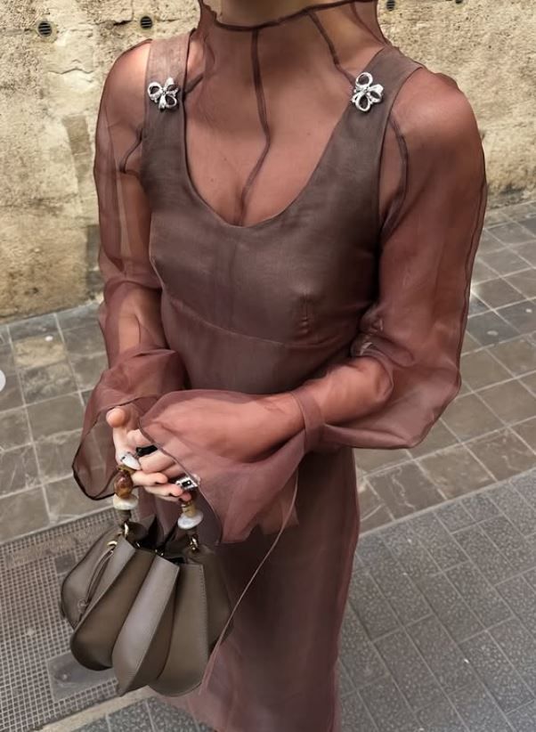 La influencer Carmen García con dos lazos de broche y un anillo, piezas antigas, de Marfil Heritage.