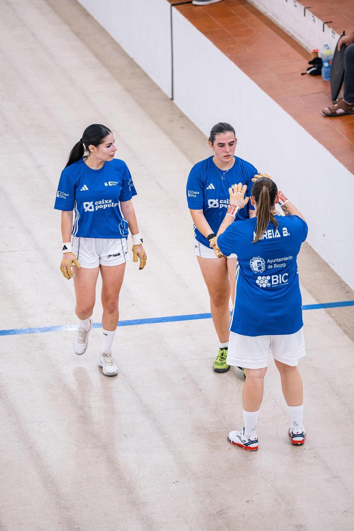 Maria, Mar i Mireia celebren la victòria.