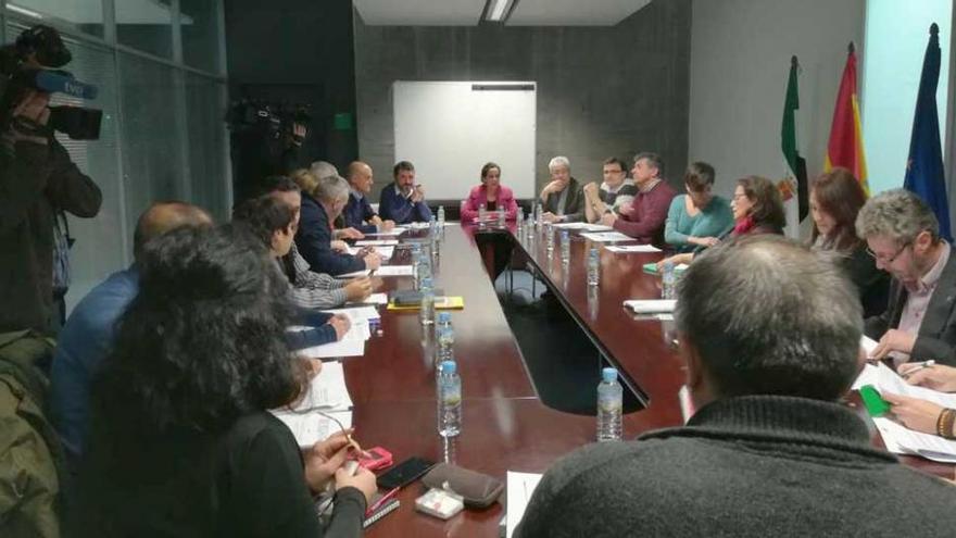 Los interinos y el personal laboral de la Junta cobrarán la carrera profesional de 2017