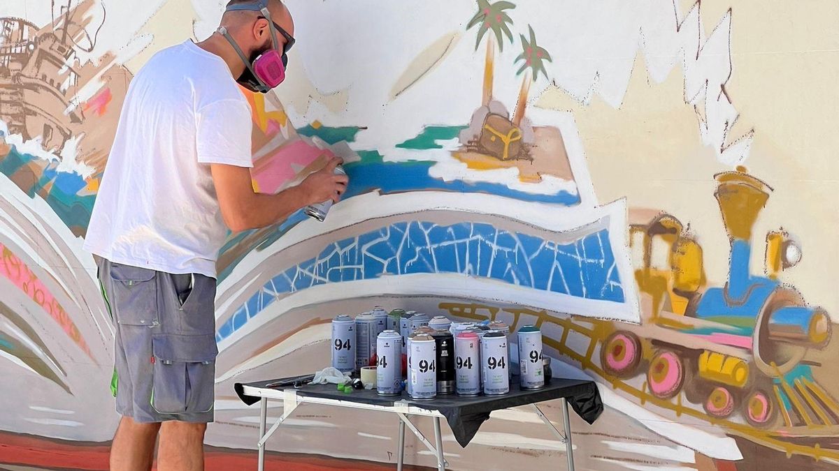 Mykhailo Korobkov durante la elaboración del mural.