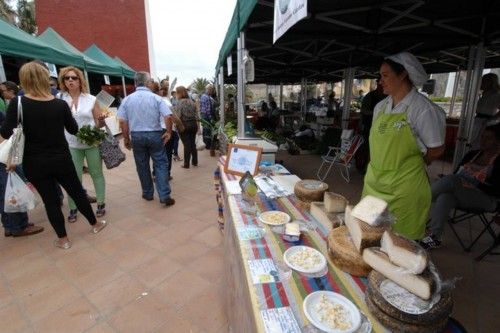 MERCADO AGRICOLA EN EL PARQUE DEL BARRIO DE EL PAGADOR