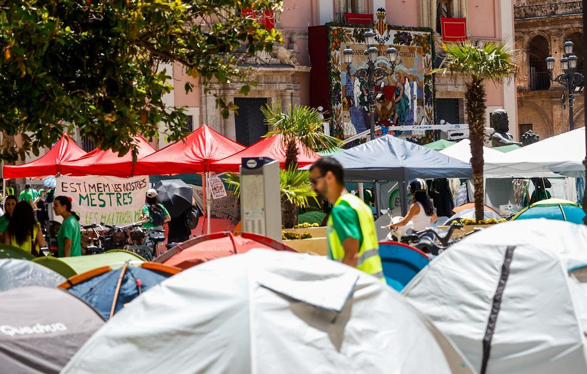 Docentes en huelga y organizadores de la fiesta del Corpus conviven en la plaza de la Virgen