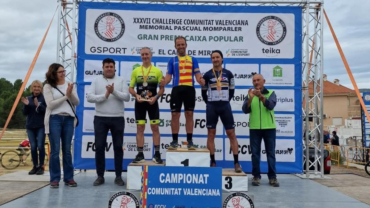 Alejandro José Segui Gregori, en lo más alto del podio como flamante campeón autonómico de ciclocross