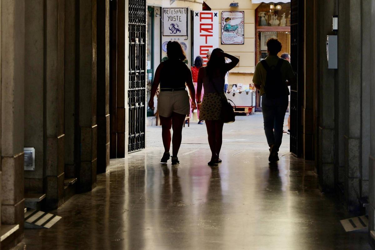 Los pasajes comerciales de València, un pedacito de la ciudad en las manzanas vecinales