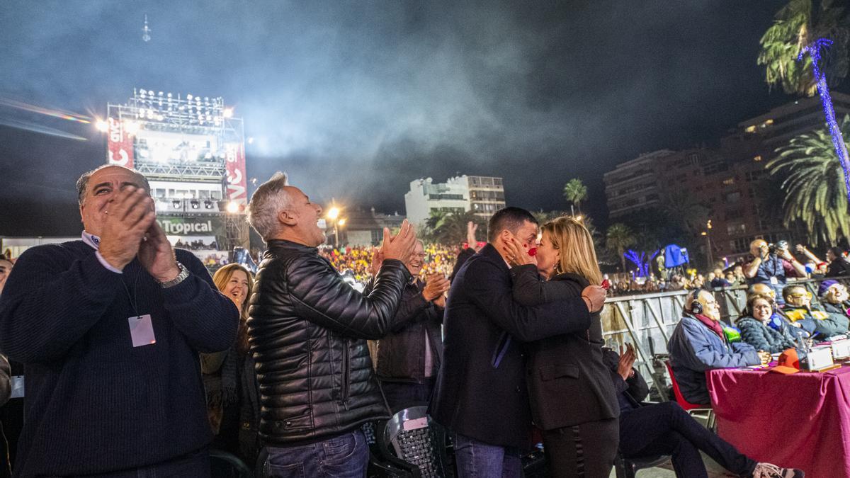 Beso entre Inma Medina y Héctor Suárez en la final de murgas de 2020.