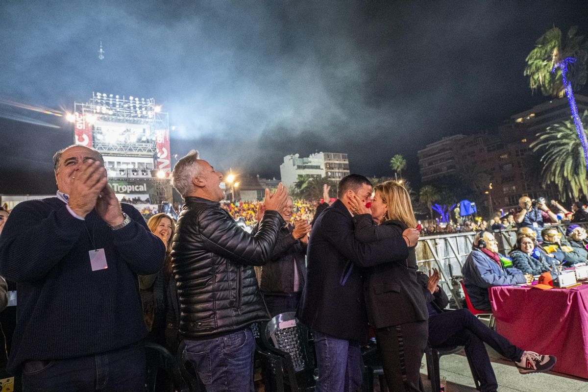 Beso entre Inma Medina y Héctor Suárez en la final de murgas de 2020.