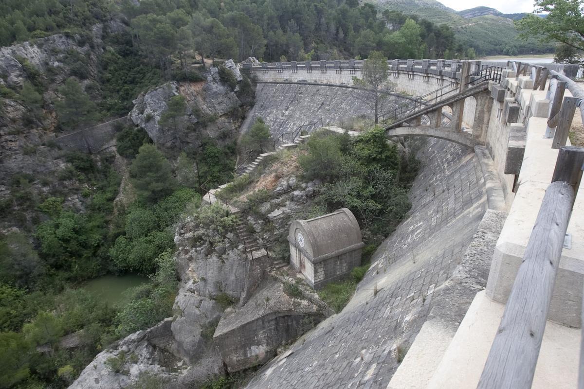 EMBALSE DE BUSEO Y CASA DEL PANTANO JUNTO LA PRESA. CHERA 13/05/2016. Comarcas. Requena. Utiel. Los Serranos. panorámicas del municipio. turismo rural. agua. embalse. pantano de Chera