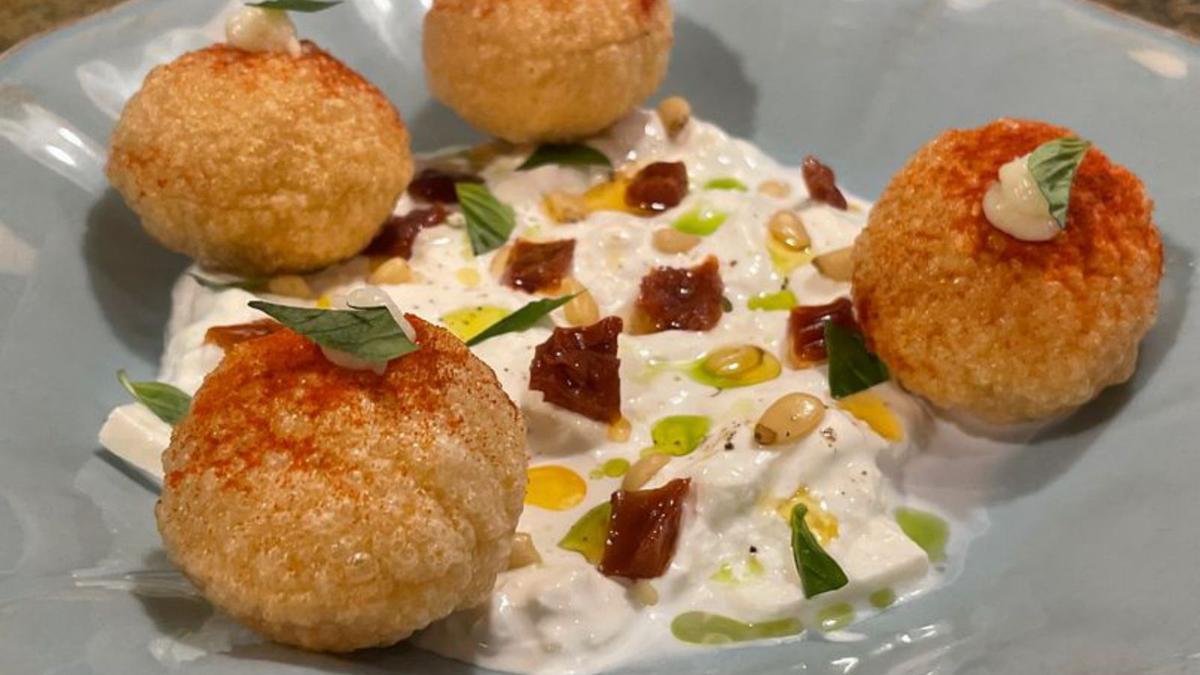 Burrata con pani puri de tomate seco, albahaca y piñones