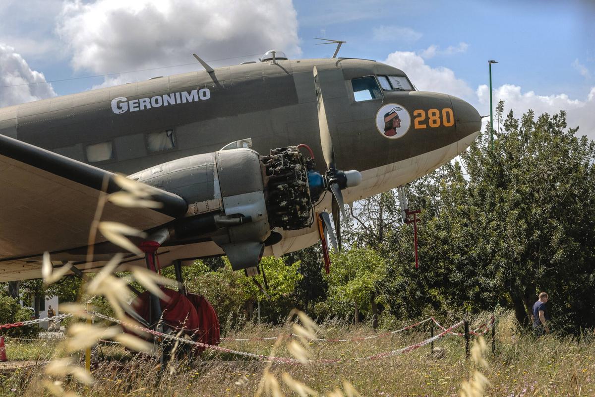 Un histórico avión de la Segunda Guerra Mundial abandonado en Mallorca se exhibe tras ser restaurado: "Es un orgullo"