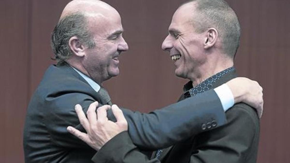 Varoufakis (derecha) y el ministro español de Economía, Luis de Guindos, este lunes.