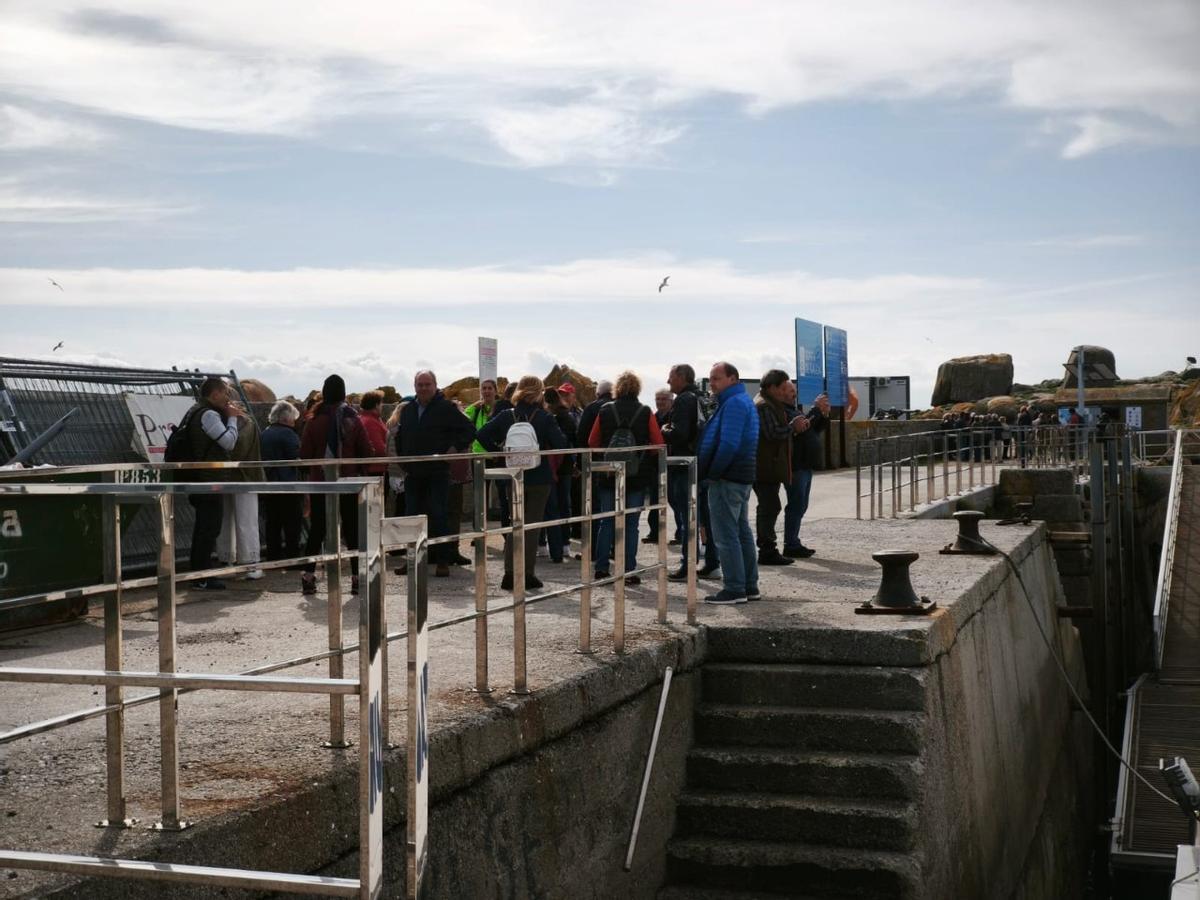 Visita a la isla de Sálvora en uno de los catamaranes de Cruceros do Ulla Turimares.