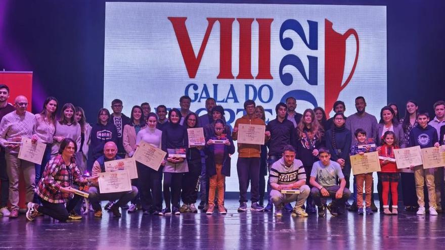 Foto de familia de los premiados en la Gala do Deporte del Concello de Baiona, ayer, en el auditorio V Centenario.