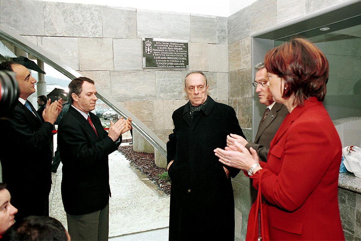 El hospital fue inaugurado en enero de 2001 por el expresidente de la Xunta, Manuel Fraga, y el entonces alcalde, Javier Gago.